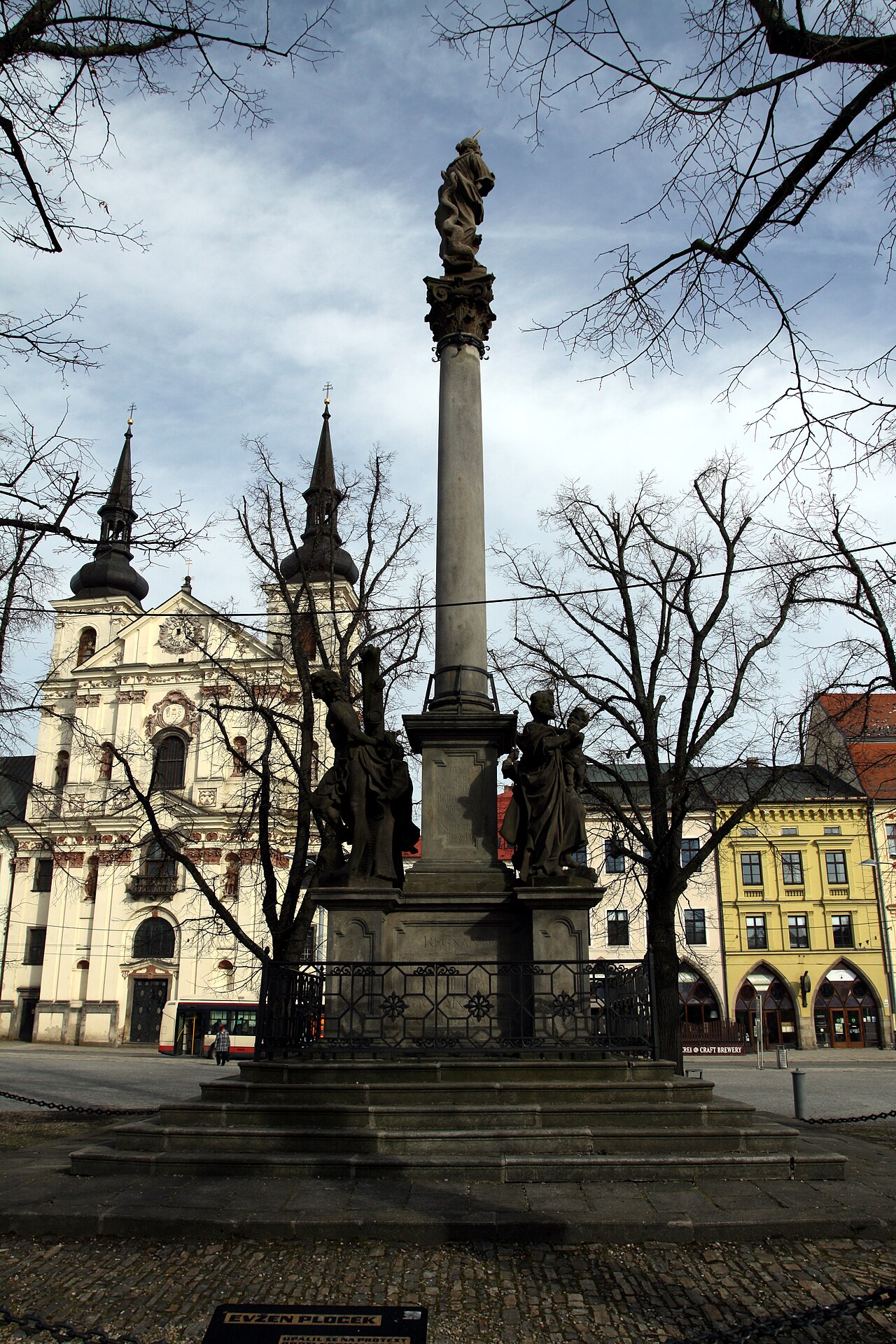 Mariánský sloup na jihlavském hlavním náměstí, snímek z roku 2014. Spojuje paměť moru s vírou a prosbou o ochranu.
