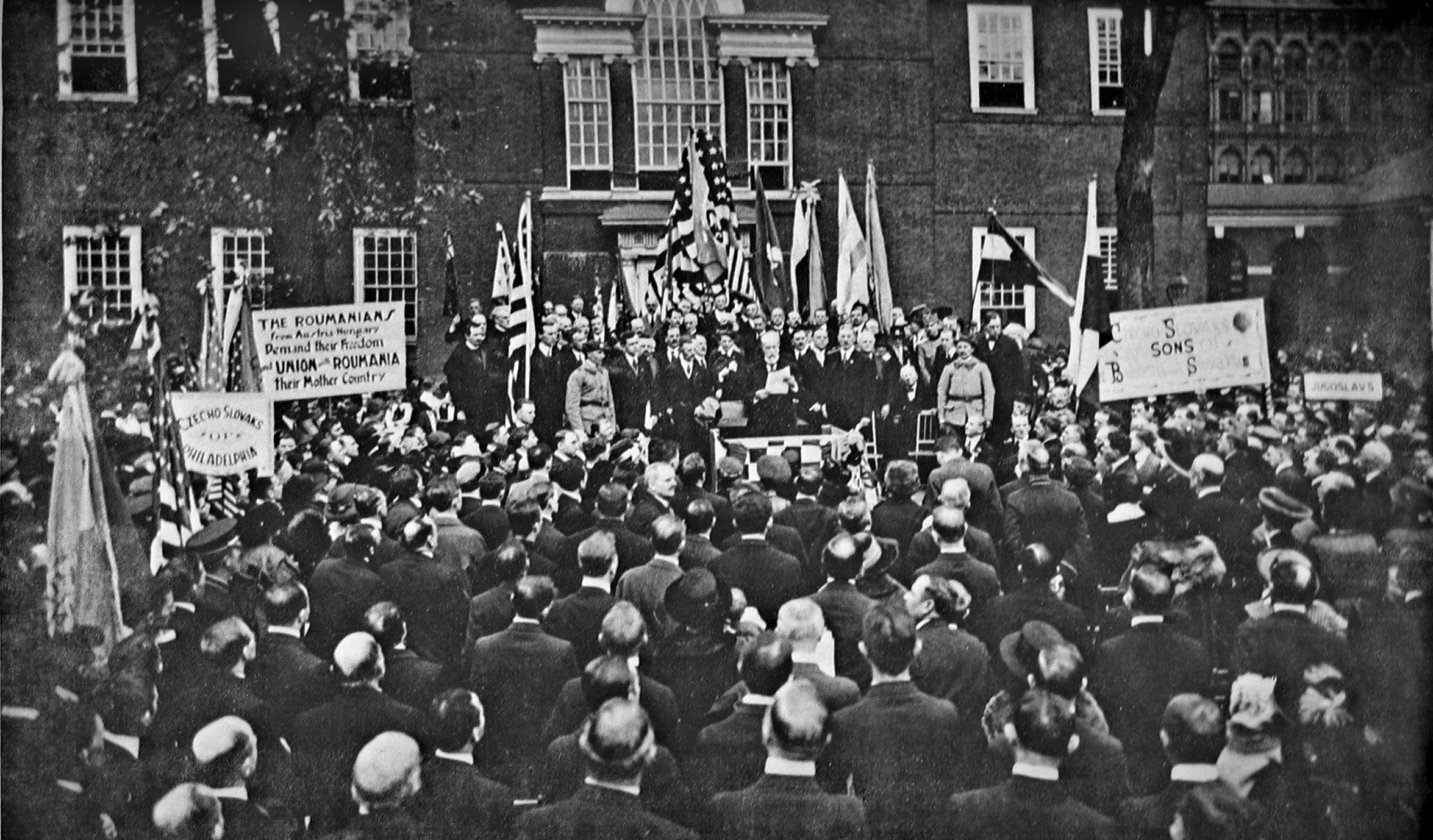 Tomáš Garrigue Masaryk při čtení „Prohlášení společných cílů“ před Independence Hall ve Filadelfii 26. října 1918.