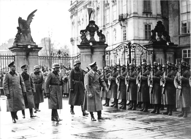 Adolf Hitler auf der Prager Burg, 15. März 1939.